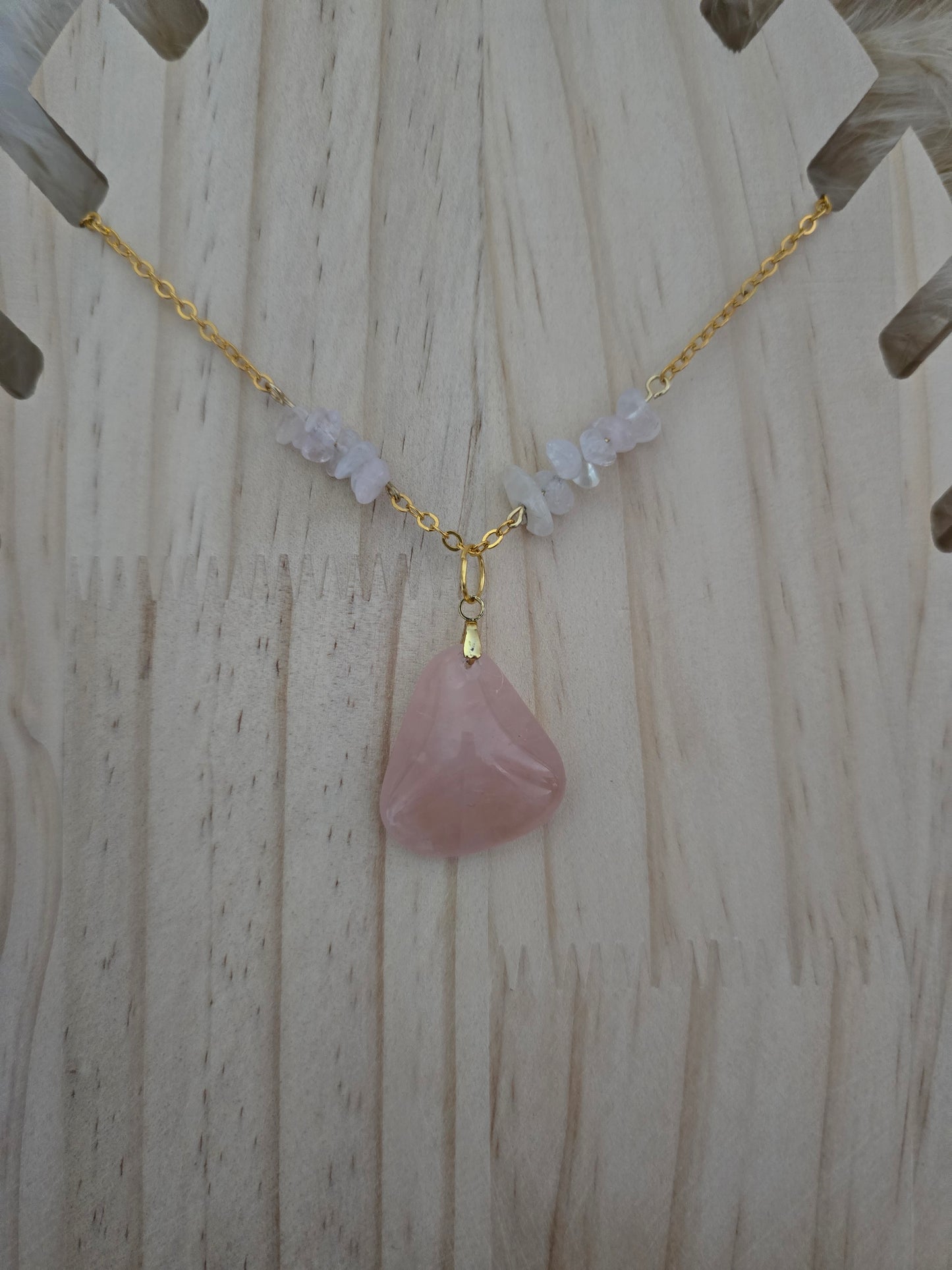 Collier pendentif "Séréna" Quartz Rose & chaine fantaisie dorée