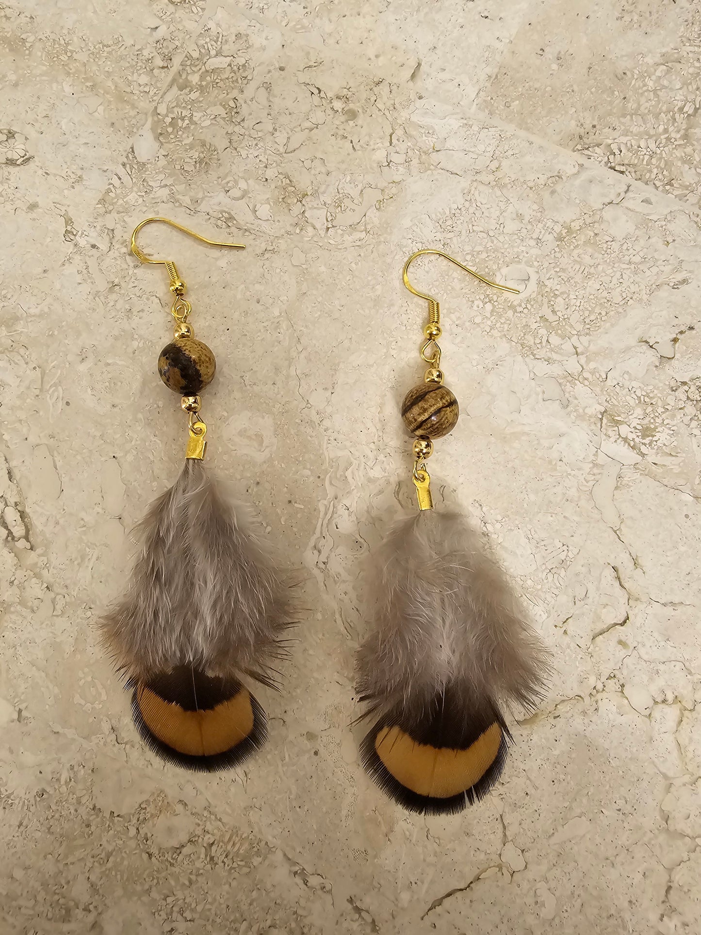 Boucles d'oreilles plume "Légère Helen" Bois fossile & acier inoxydable doré