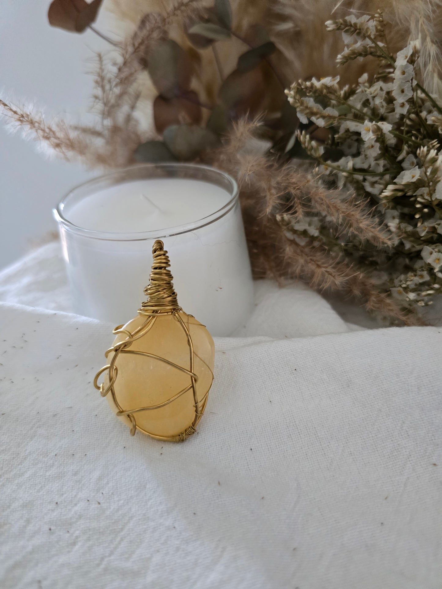 Pendentif "Soleil" Calcite & fil de cuivre travaillé
