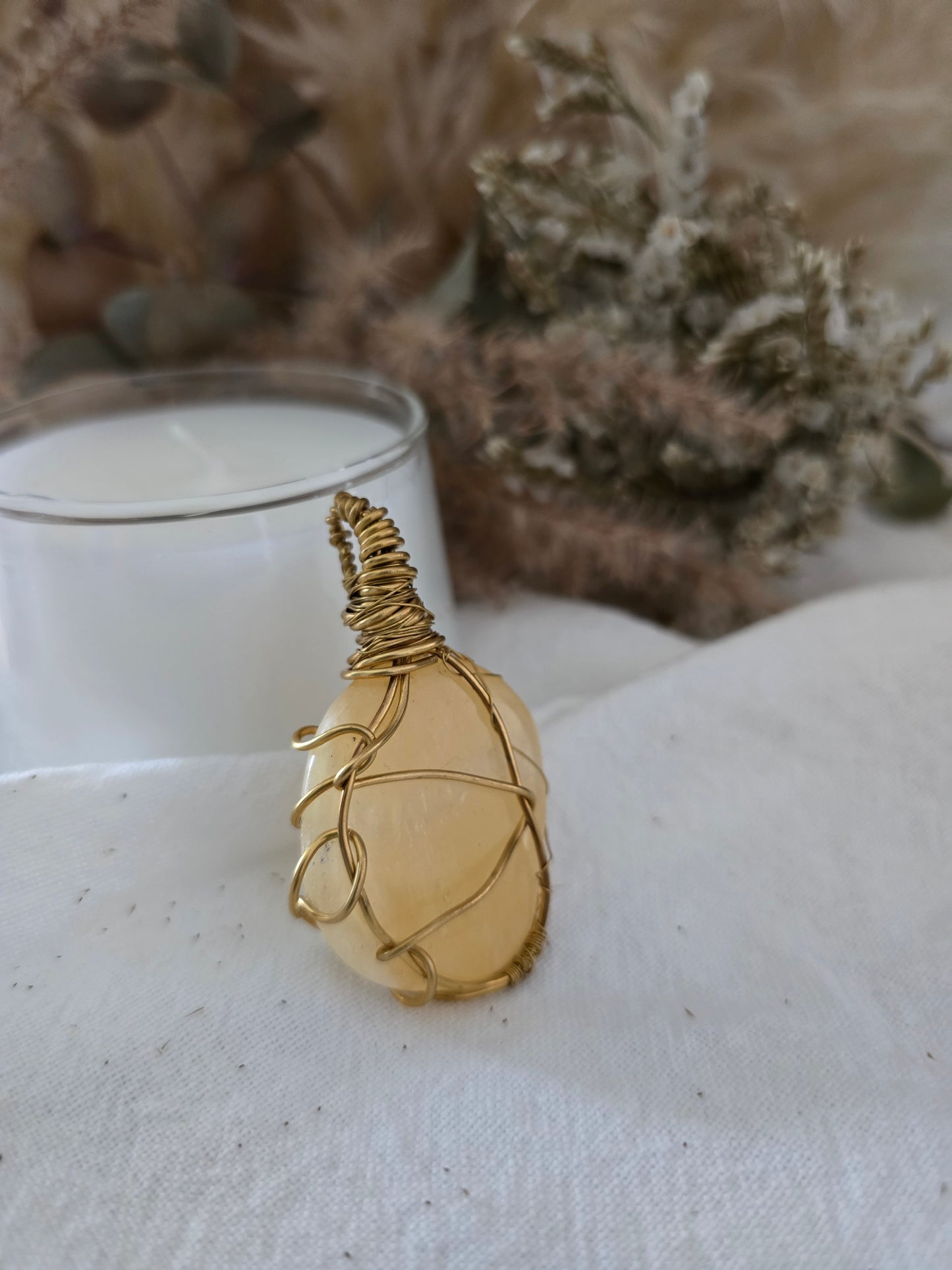Pendentif "Soleil" Calcite & fil de cuivre travaillé