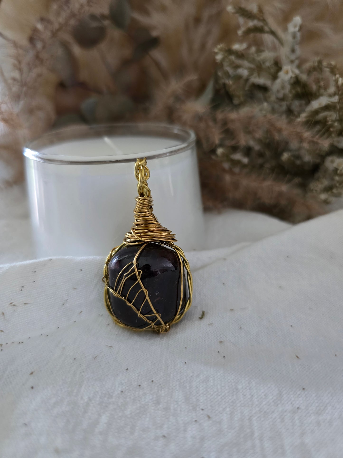 Pendentif "Fyrnheim" Grenat & fil de cuivre travaillé