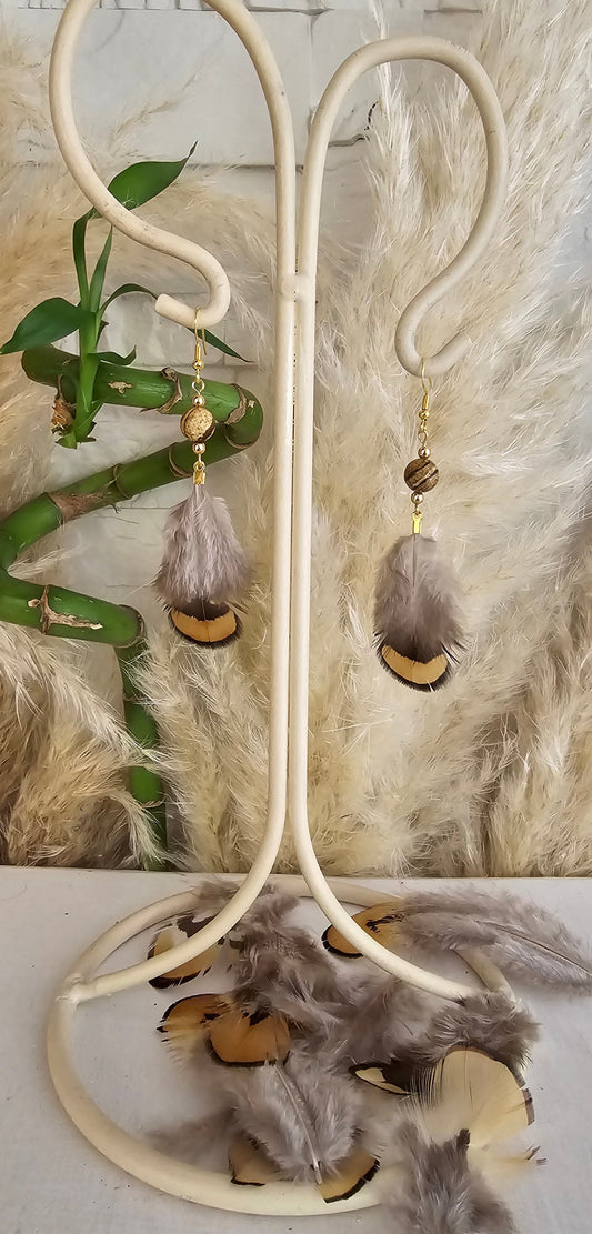 Boucles d'oreilles plume "Légère Helen" Bois fossile & acier inoxydable doré