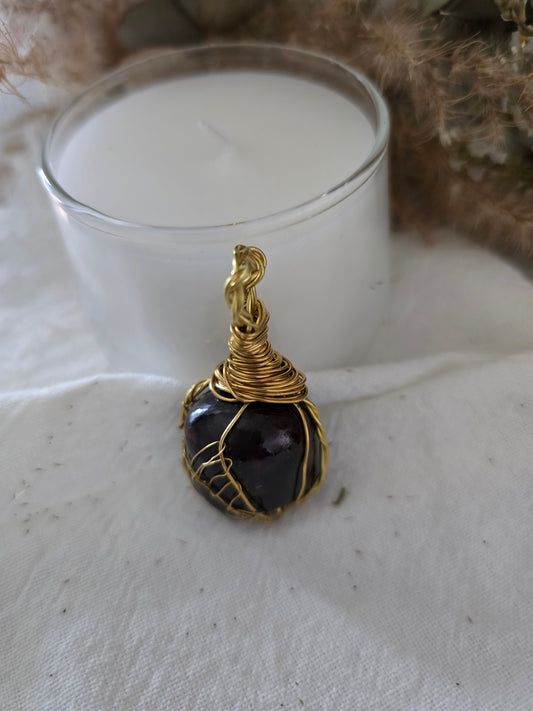 Pendentif "Fyrnheim" Grenat &  fil de cuivre travaillé
