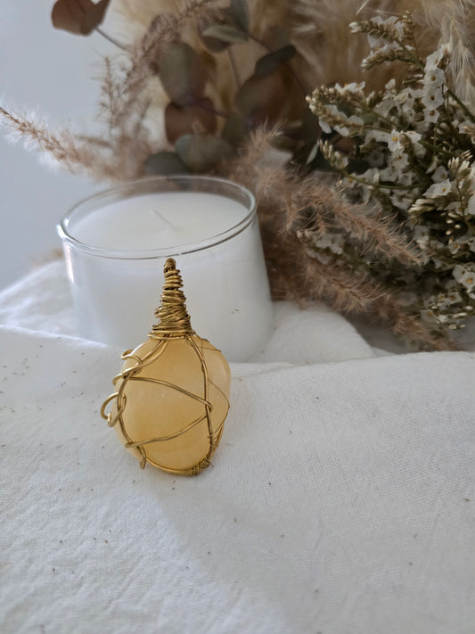 Pendentif "Soleil" Calcite & fil de cuivre travaillé